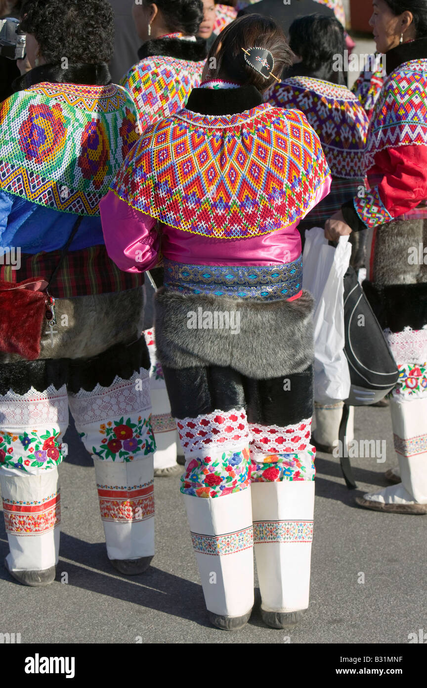 Donne Inuit indossando il tradizionale groenlandese costume nazionale o  Kalaallisuut ad Ilulissat in Groenlandia Foto stock - Alamy