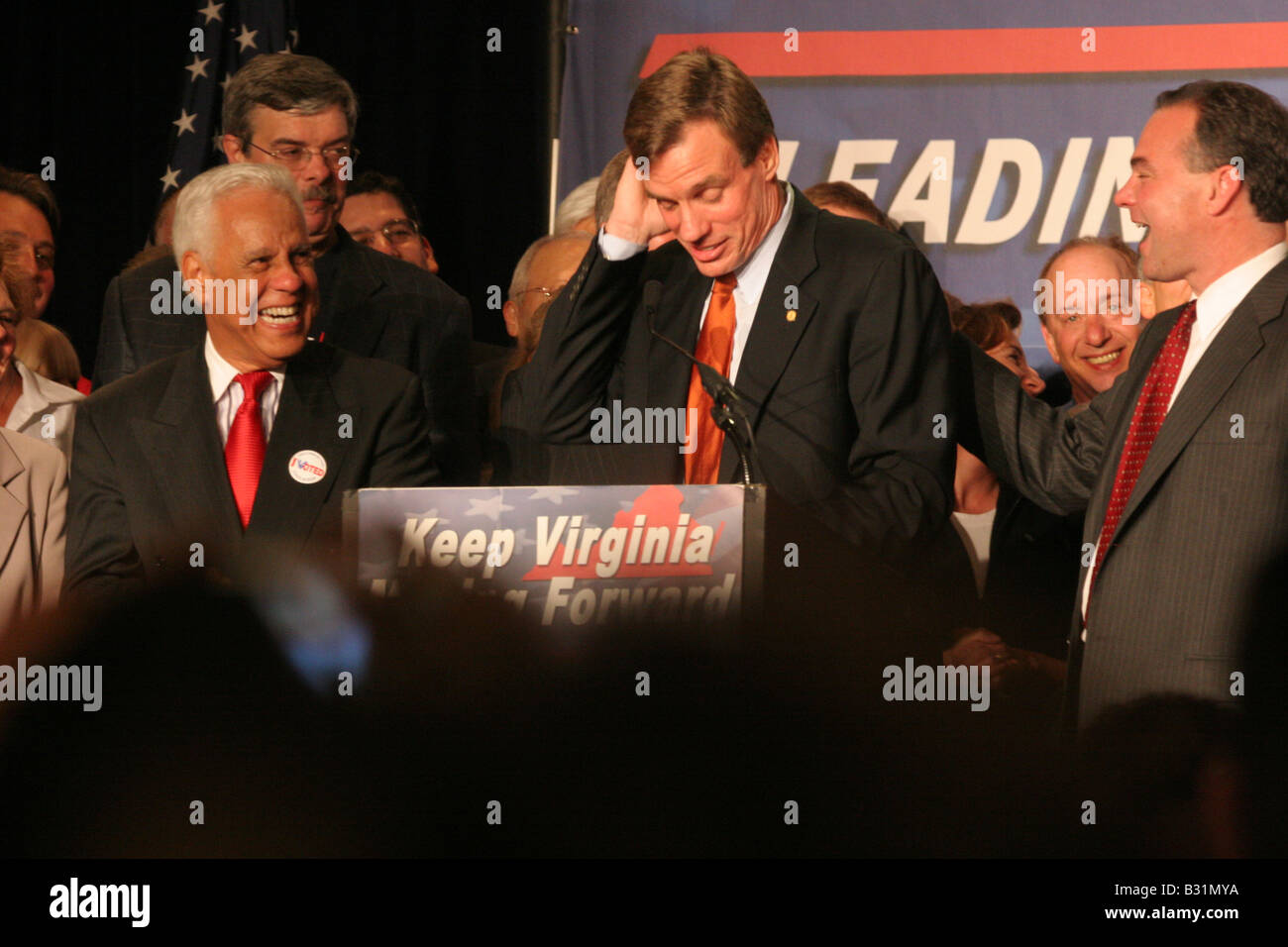 I governatori Doug Wilder, Mark Warner e il governatore eletto Tim Kaine avente una risata Foto Stock