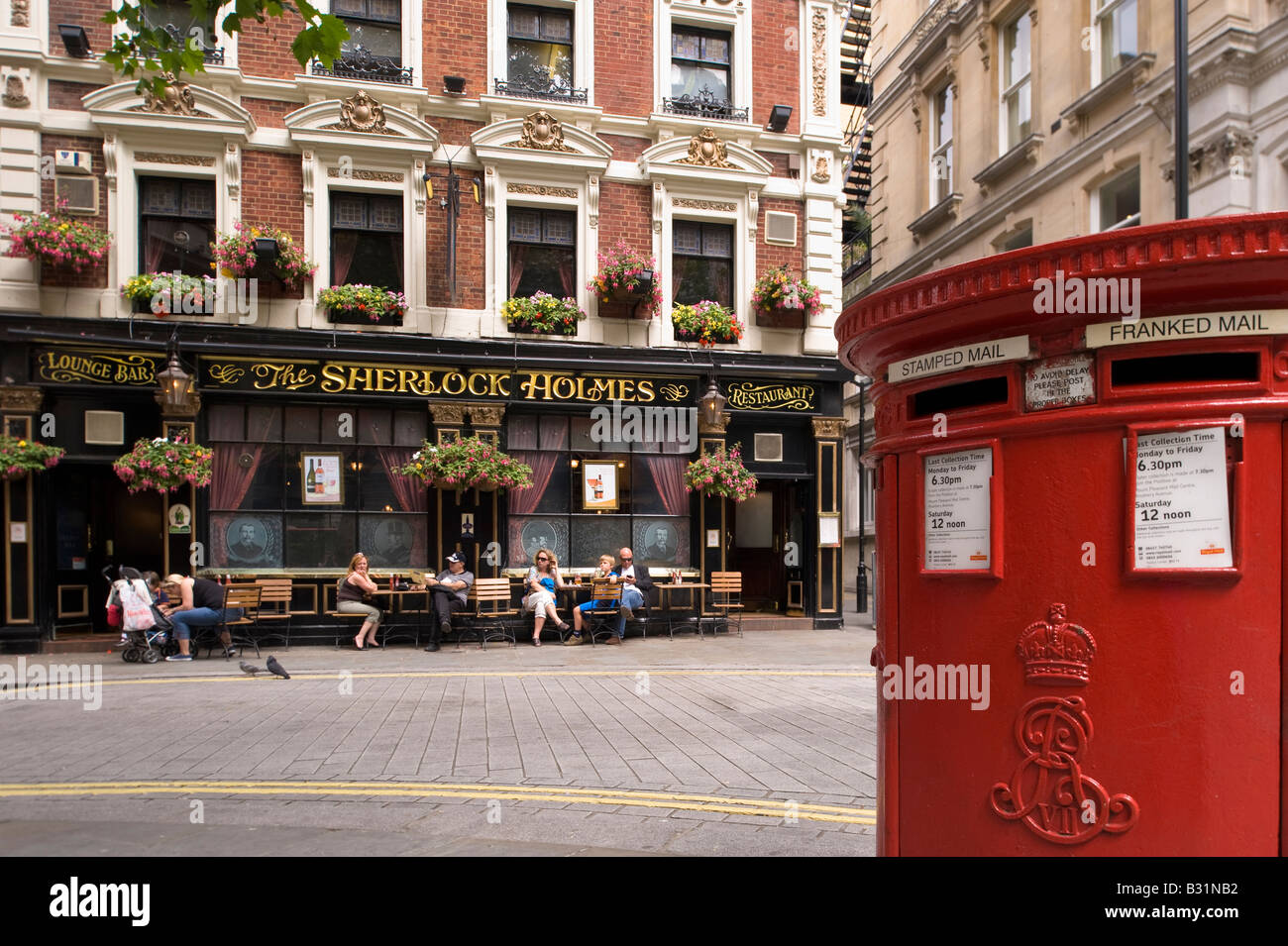 Rosso casella di posta al di fuori di Sherlock Holmes Pub in Northumberland Avenue WC2 London Regno Unito Foto Stock