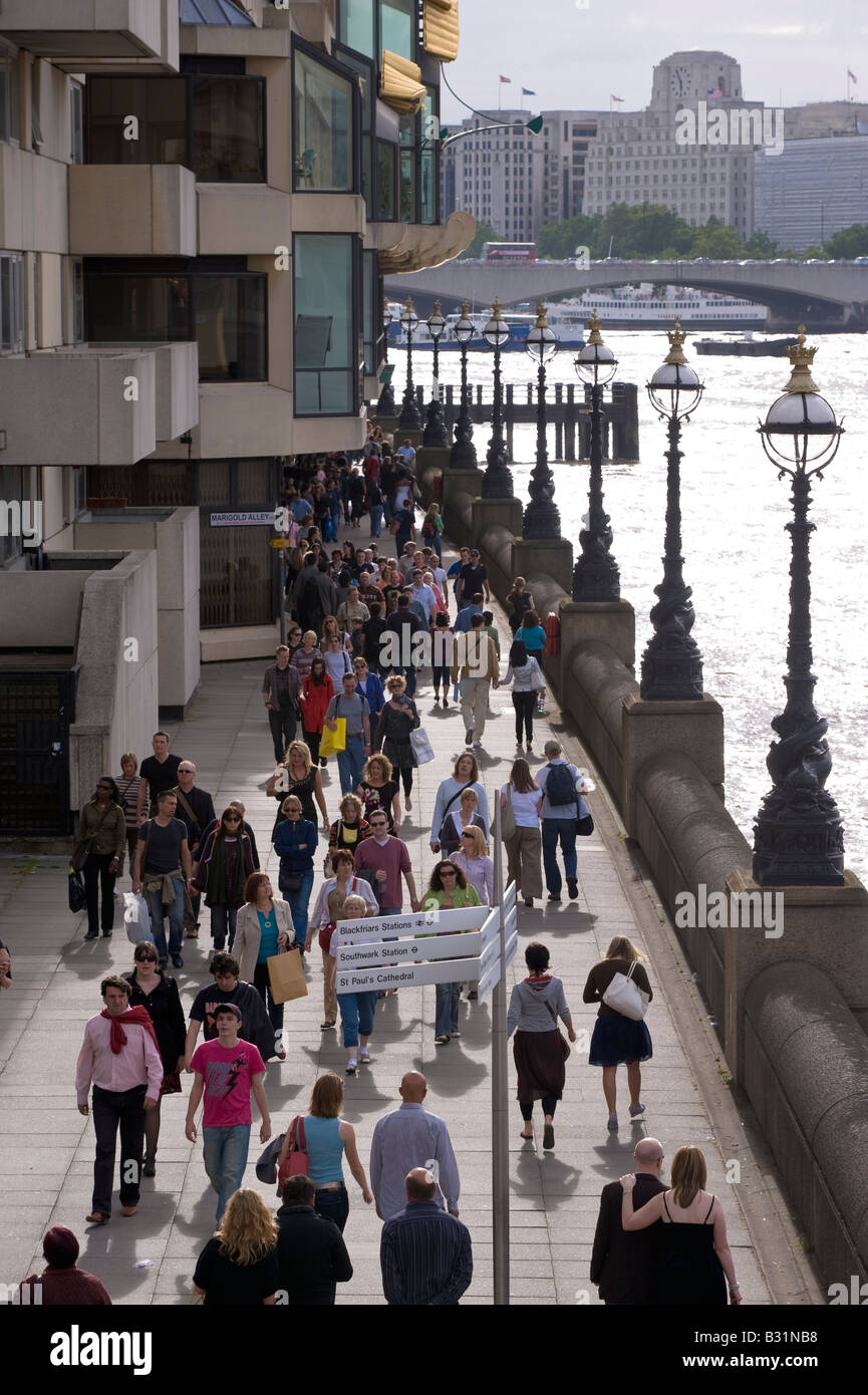 I pedoni a camminare lungo la Queens a piedi dal Tamigi London Regno Unito Foto Stock