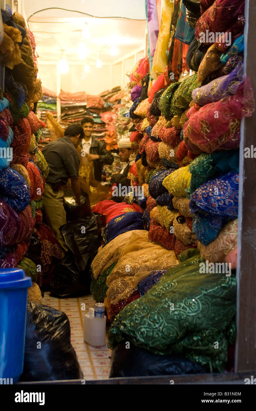 Una scena del mercato nella città vecchia di Sanaa capitale dello Yemen Foto Stock