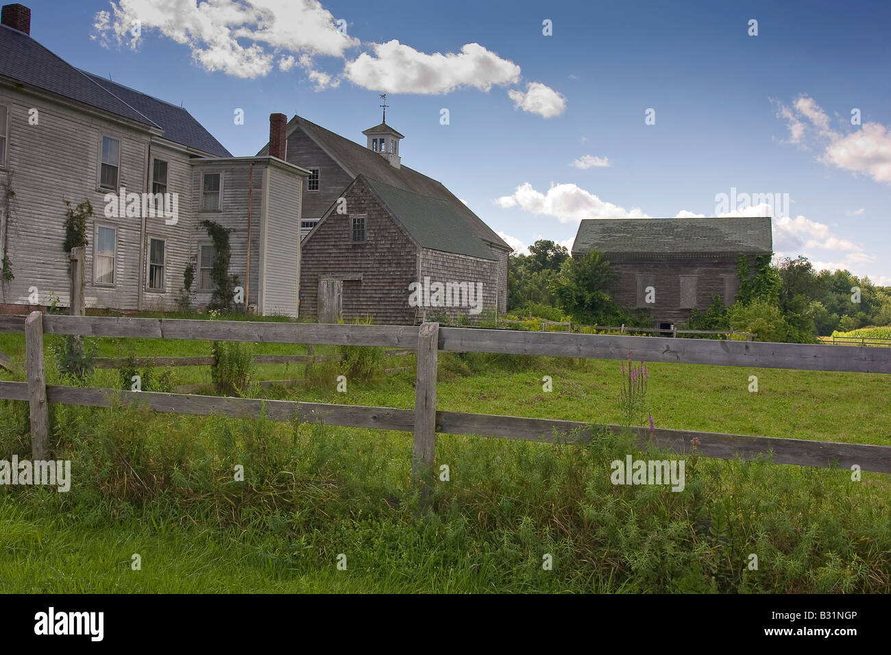 Weathered Nuova Inghilterra casa colonica e fienile Newbury Massachusetts Foto Stock