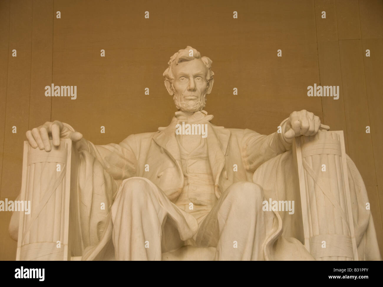 La statua di insediato il Presidente Abraham Lincoln presso il Lincoln Memorial sul National Mall di Washington DC. Foto Stock