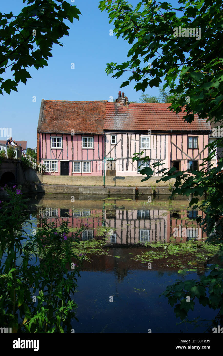 Xvii secolo in legno cottages dal fiume Colne, Colchester, Essex, Inghilterra, Regno Unito Foto Stock