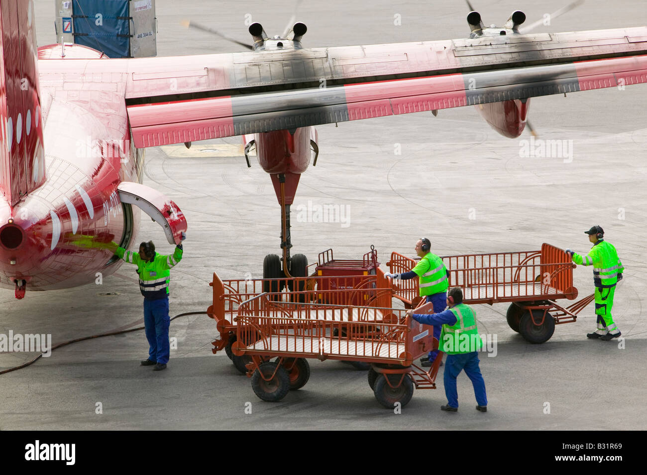 Un Air Greenland volo a Kangerlussuaq airport portando merci e turisti per la Groenlandia Foto Stock