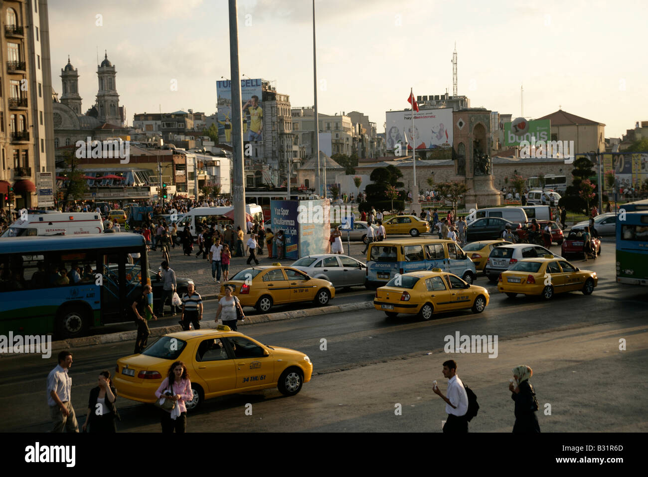 Piazza Taksim e traffico, Istanbul, Turchia Foto Stock