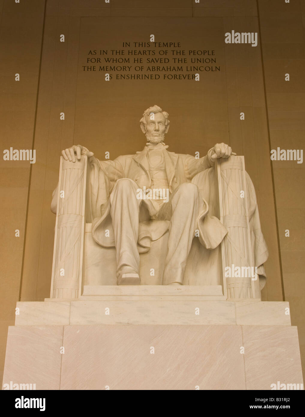 La statua di insediato il Presidente Abraham Lincoln presso il Lincoln Memorial sul National Mall di Washington DC. Foto Stock