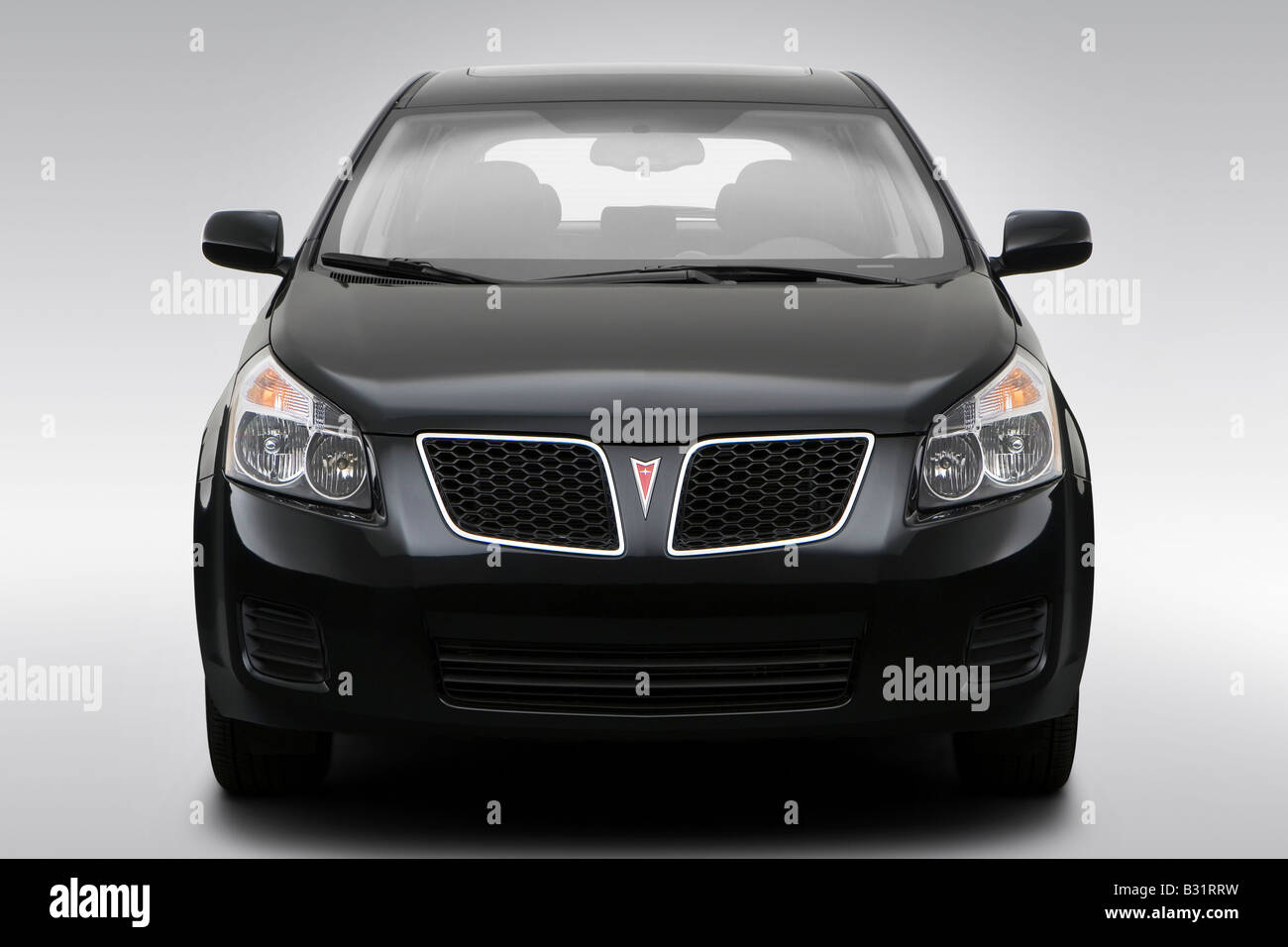 2009 Pontiac Vibe 2.4L in nero - Bassa/ampia parte anteriore Foto Stock