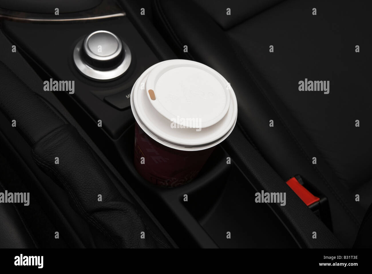 2008 BMW 1 Series 128i in nero - Portabicchieri con Prop Foto Stock