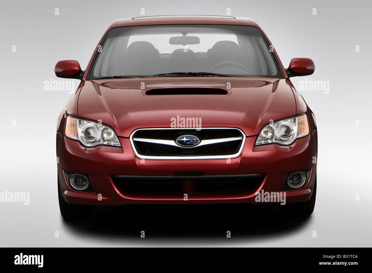 2009 Subaru Legacy 2.5 GT in rosso - Bassa/ampia parte anteriore Foto Stock