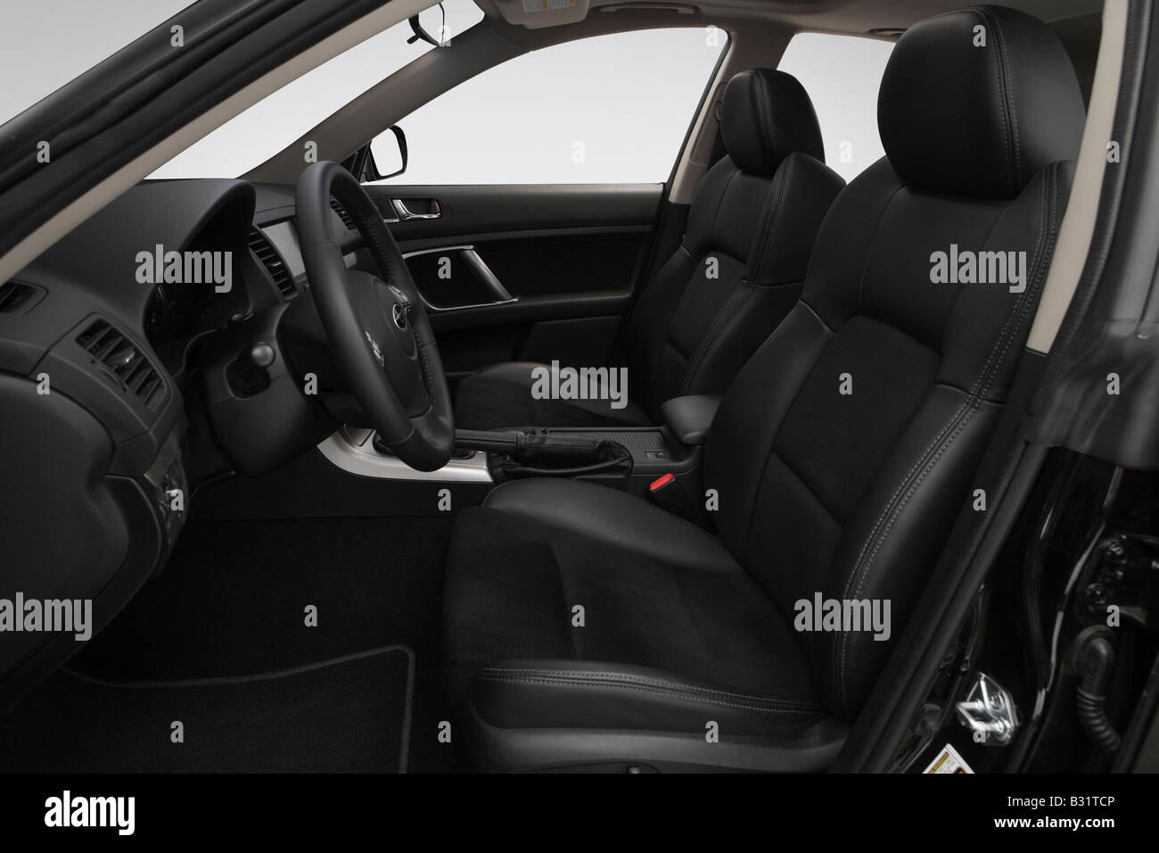 2009 Subaru Legacy 2.5 GT Spec B in nero - Sedili anteriori Foto Stock