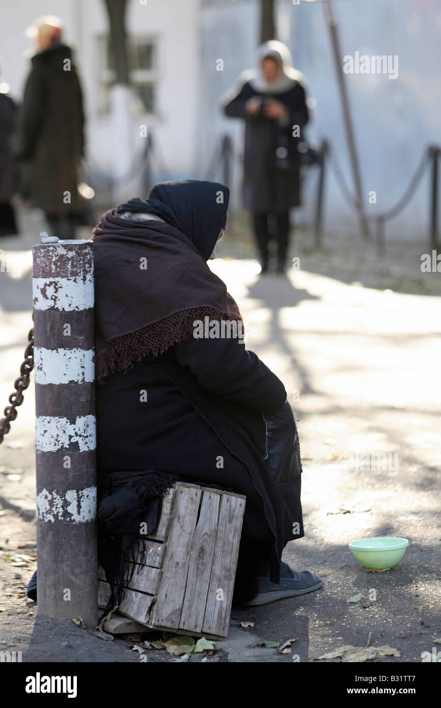 Una vecchia donna di accattonaggio in strada, Odessa, Ucraina Foto Stock