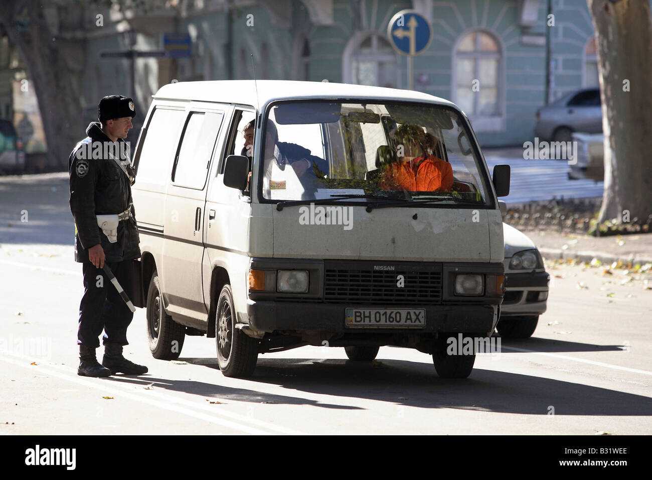 Autista chiedendo un poliziotto del traffico per il modo, Odessa, Ucraina Foto Stock