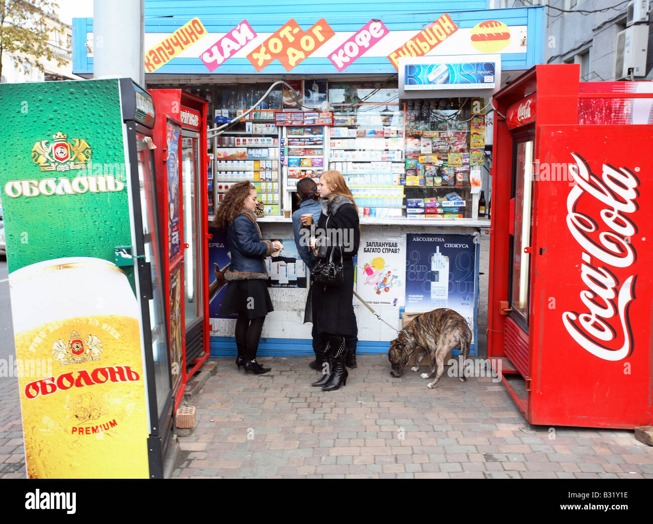Le giovani donne di fronte un chiosco, Odessa, Ucraina Foto Stock