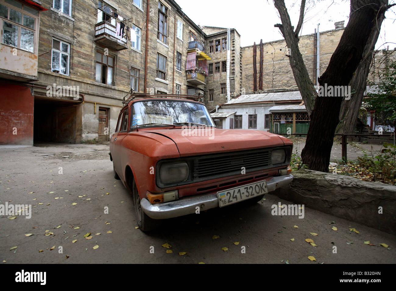Una vecchia auto nel cortile, Odessa, Ucraina Foto Stock