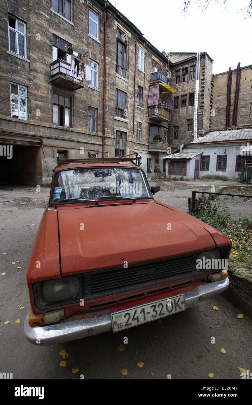 Una vecchia auto nel cortile, Odessa, Ucraina Foto Stock