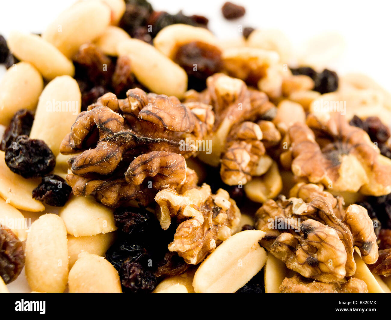 Close up noci arachidi e frutta secca su sfondo bianco vicino Macro Foto Stock