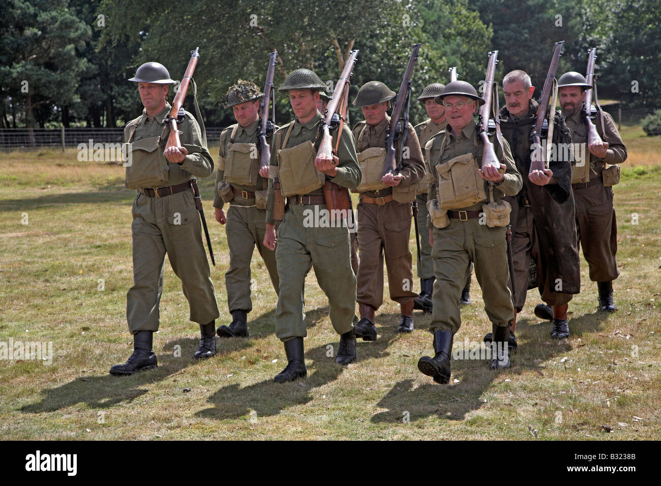 Home Guard soldati che marciano con fucili a canna rigata su 1940s rievocazione Foto Stock