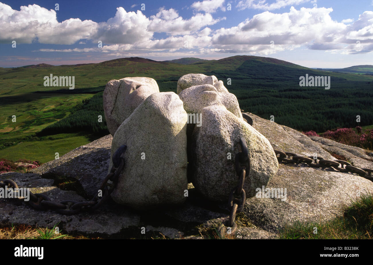 Illustrazione Di Arte Scultura dell'artista Matt Baker in remoto la pressione atmosferica paesaggio delle colline di Galloway Scotland Regno Unito Foto Stock