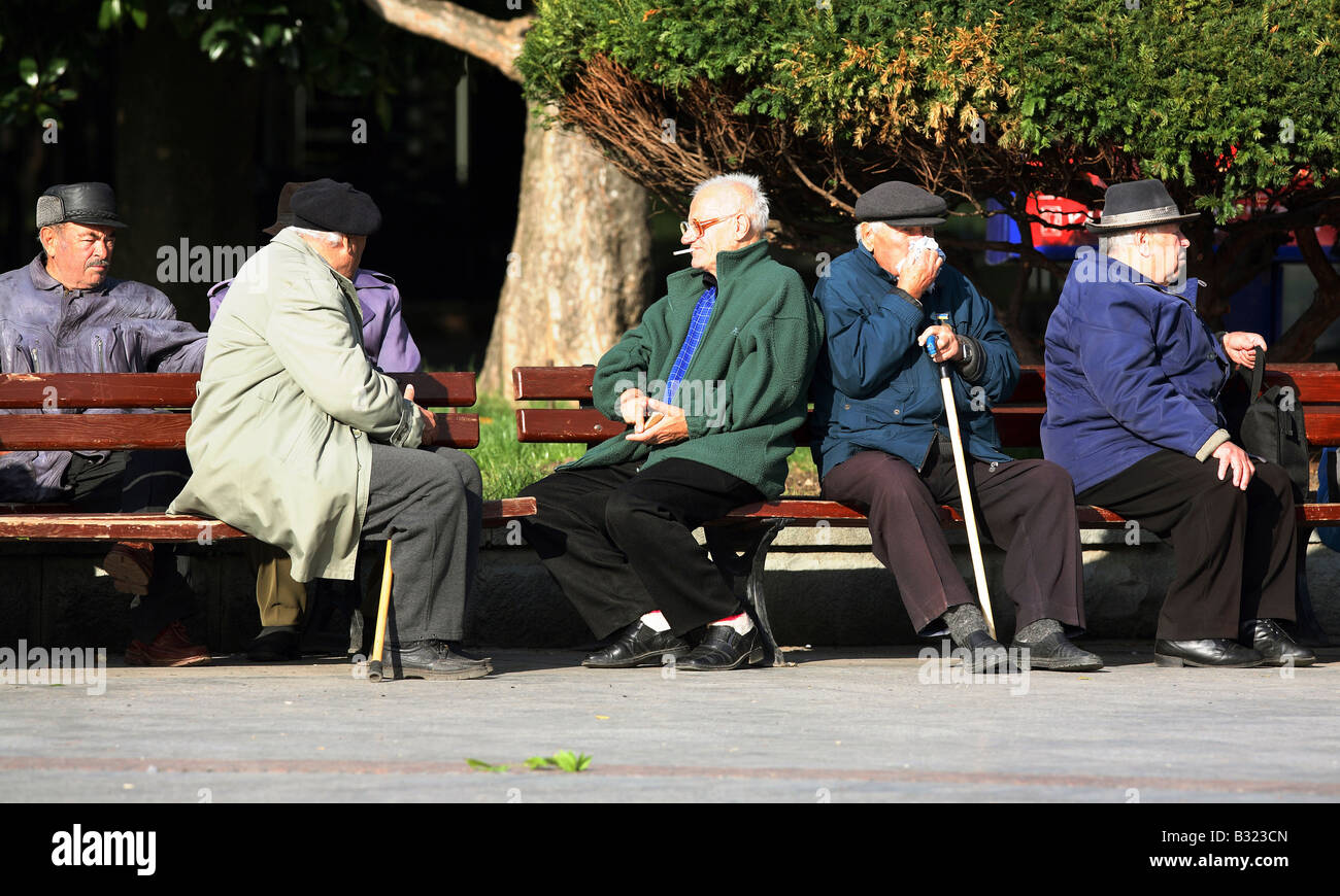 Gli uomini anziani seduti su una panchina nel parco, Yalta, Ucraina Foto Stock