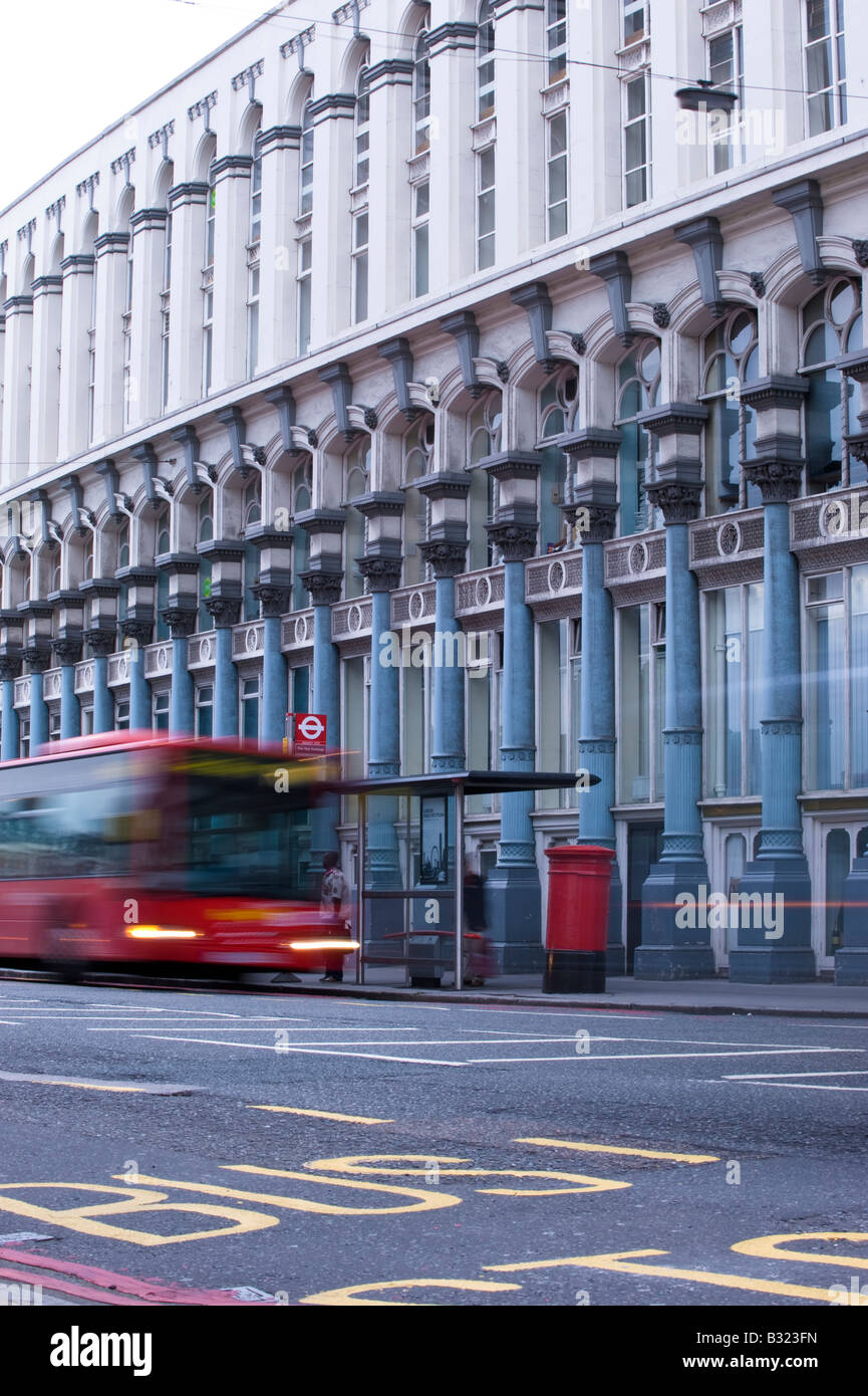 Fermata bus dal luppolo Exchange Edificio, SE1, London Regno Unito Foto Stock