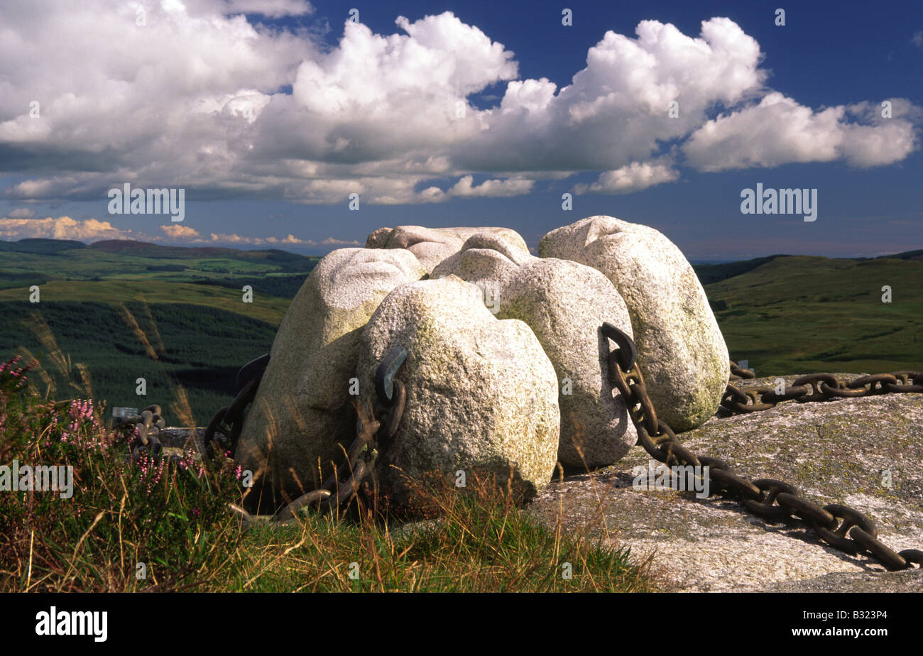 Illustrazione Di Arte Scultura dell'artista Matt Baker in remoto la pressione atmosferica paesaggio delle colline di Galloway Scotland Regno Unito Foto Stock