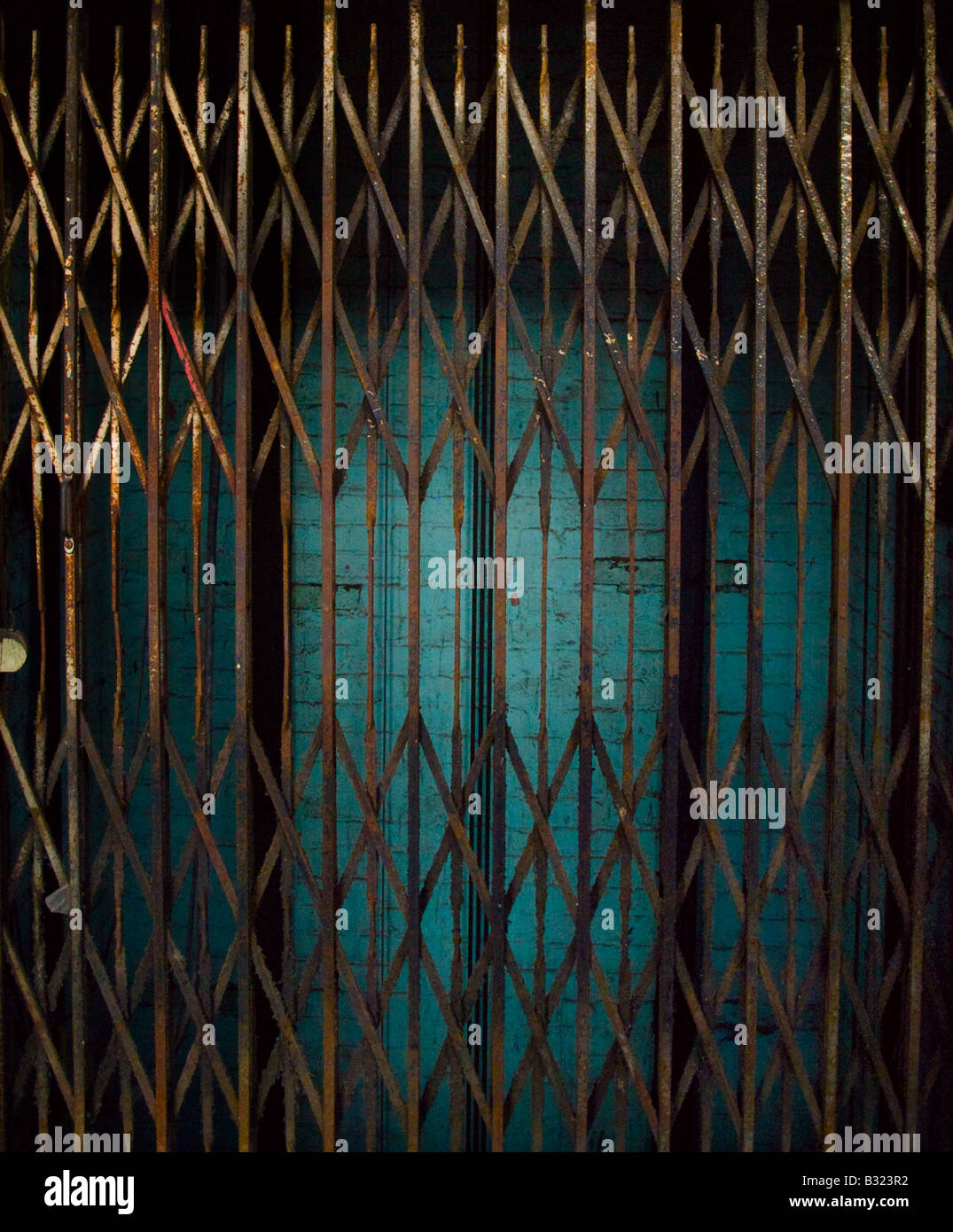 Rusty ascensore cancelli e scuro albero di sollevamento Foto Stock