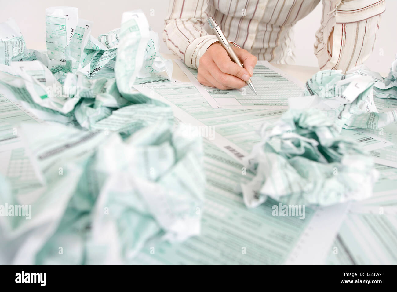 Donna di completare la sua dichiarazione fiscale dopo diversi tentativi falliti Foto Stock