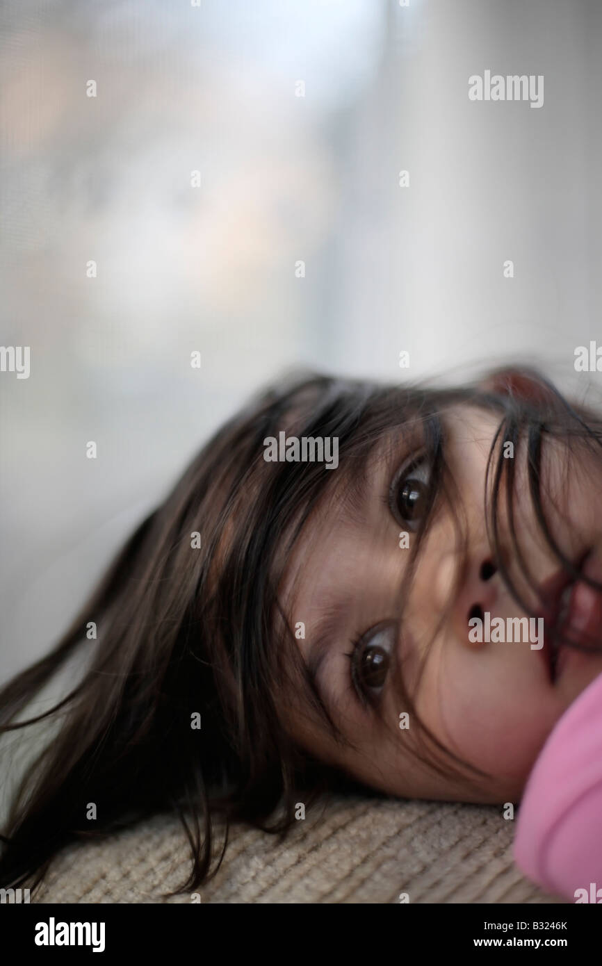 Ritratto di bambina di cinque anni dalla finestra di razza mista di etnia indiana Foto Stock