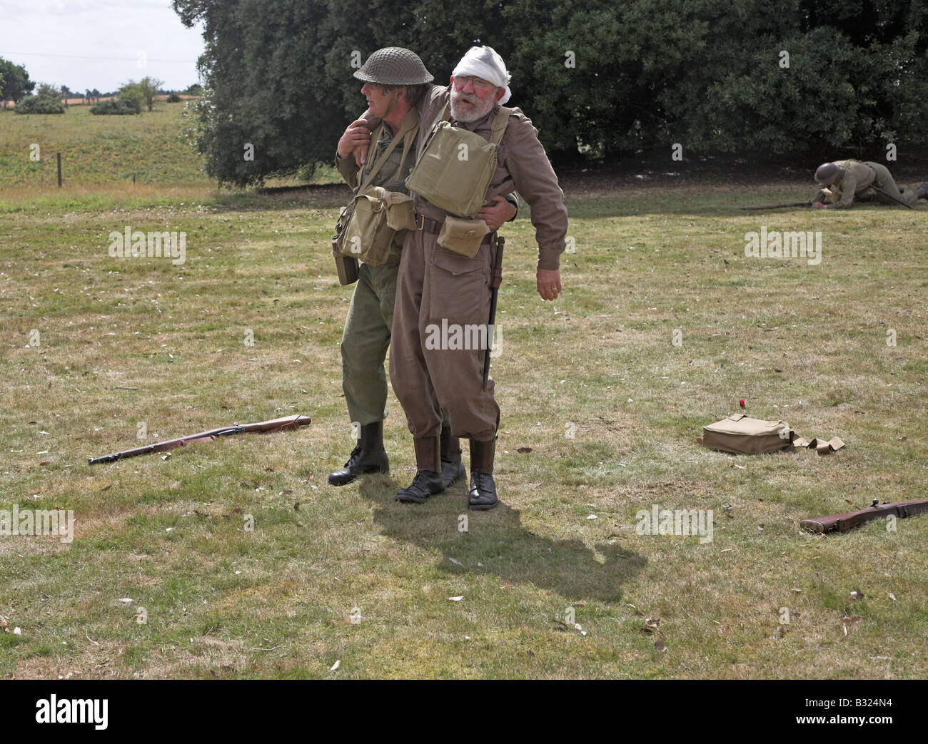 Casa due soldati di guardia uno con lesione alla testa essendo supportata da un altro durante il 1940s rievocazione Foto Stock