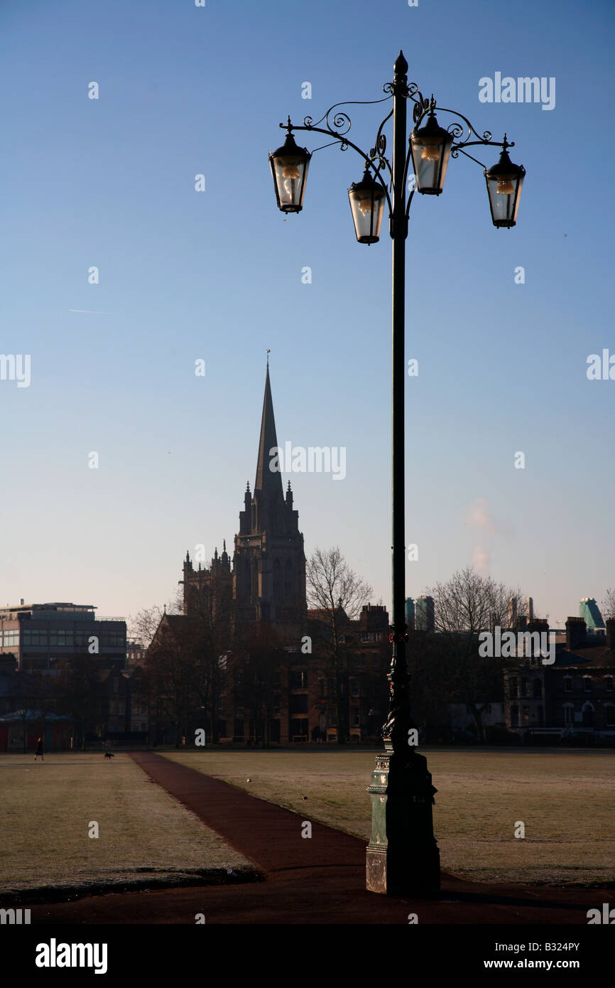 Decorativo realtà Lampost Checkpoint Parkers pezzo chiesa cattolica della città di Cambridge Cambridgeshire England Regno Unito Regno Unito Foto Stock