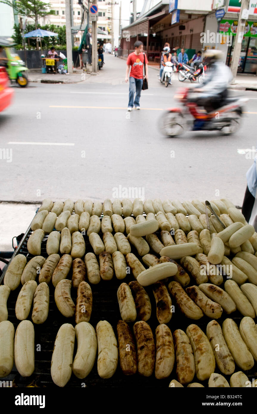 Grigliata di banane in vendita a Bangkok, in Thailandia Foto Stock