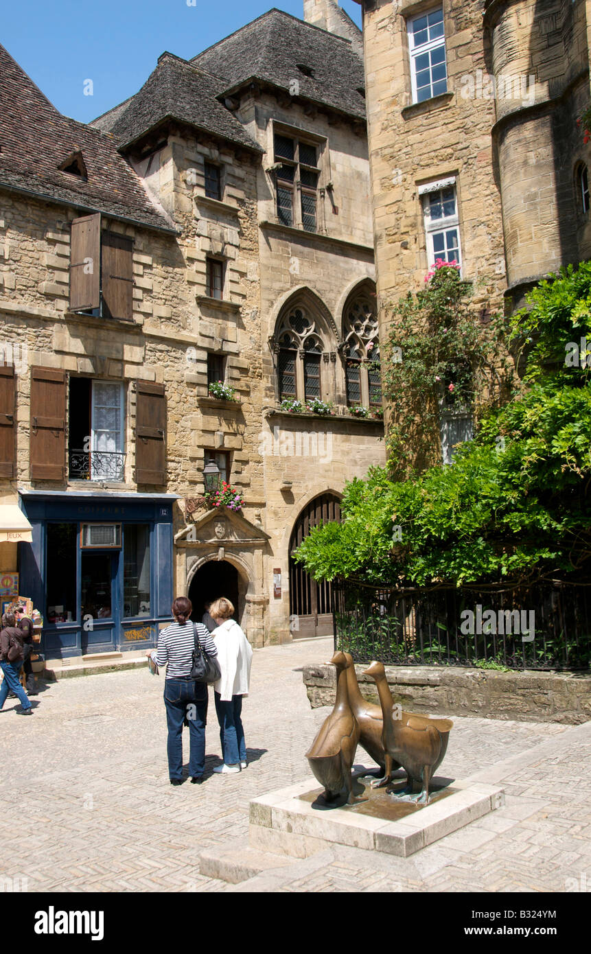 Piazza d'oca / Place aux Oies con oche statua nel centro storico di Sarlat la Caneda, Perigord Noir, Dordogne, Francia Foto Stock