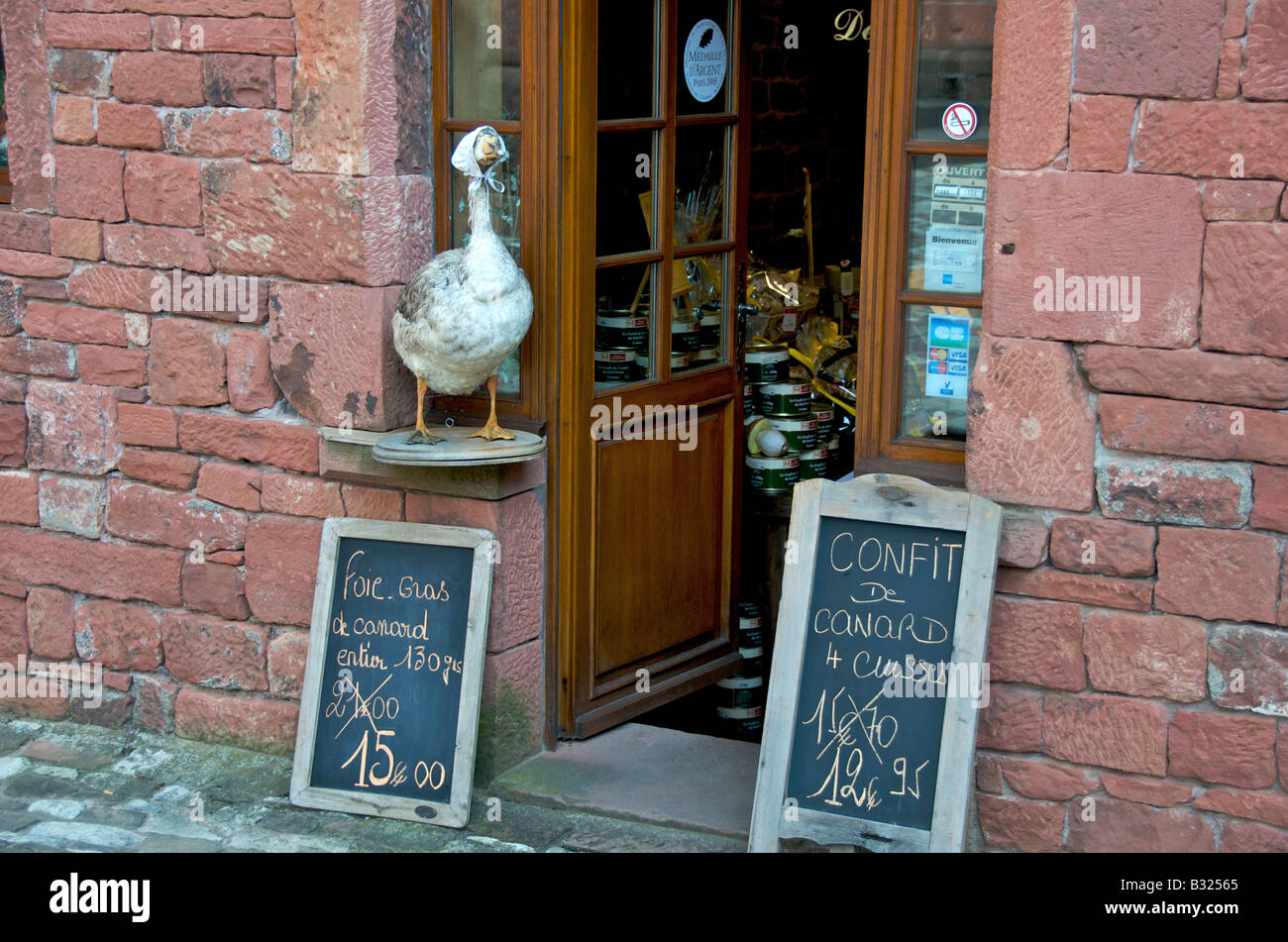 Negozio di vendita Confit di anatra e di Fois Gras nel villaggio di Collonges la Rouge, Correze, Limousin, Francia Foto Stock