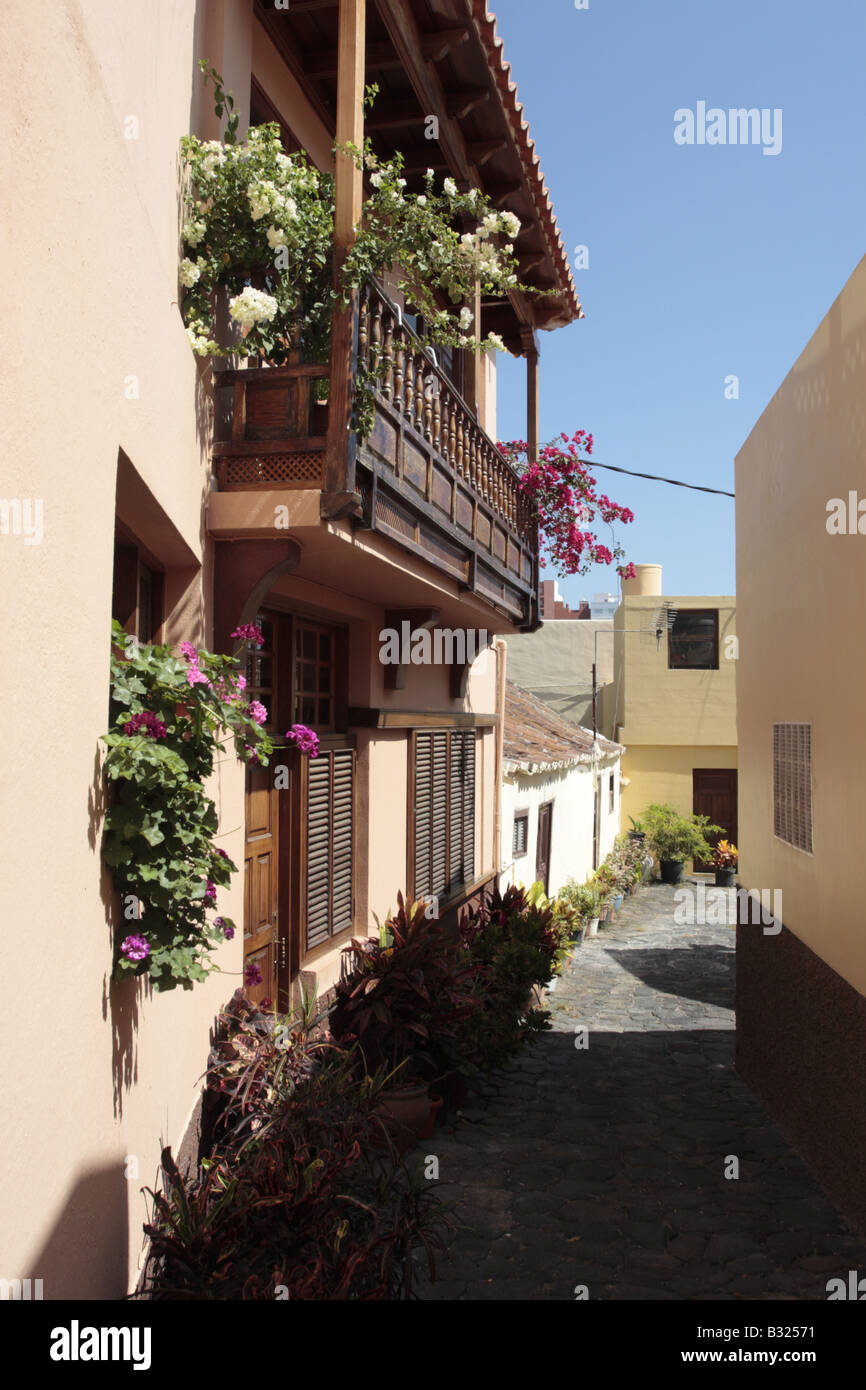 Vicolo che conduce ad una piccola piazza con canario tradizionale balcone e piante Tazacorte la Palma Isole Canarie Spagna Foto Stock