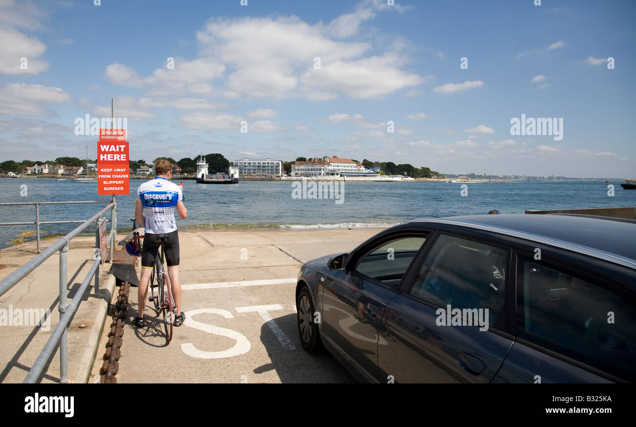 Un maschio ciclista in attesa con veicoli a croce da Studland a Poole sulle barene ferry England Regno Unito Foto Stock
