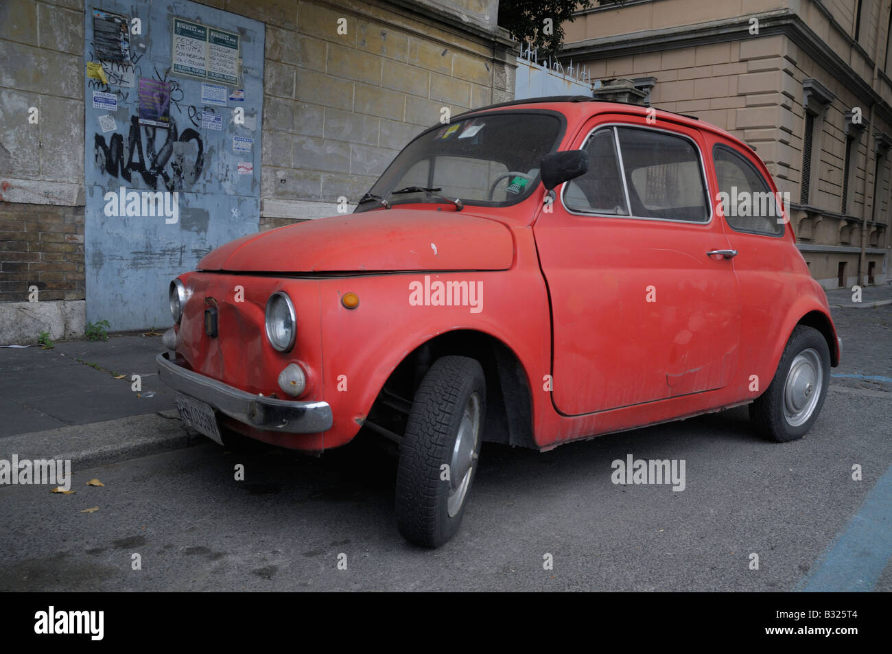 Rosso Fiat 500 parcheggiata vicino alla riva del fiume Tevere, centrali di Roma, Italia Foto Stock