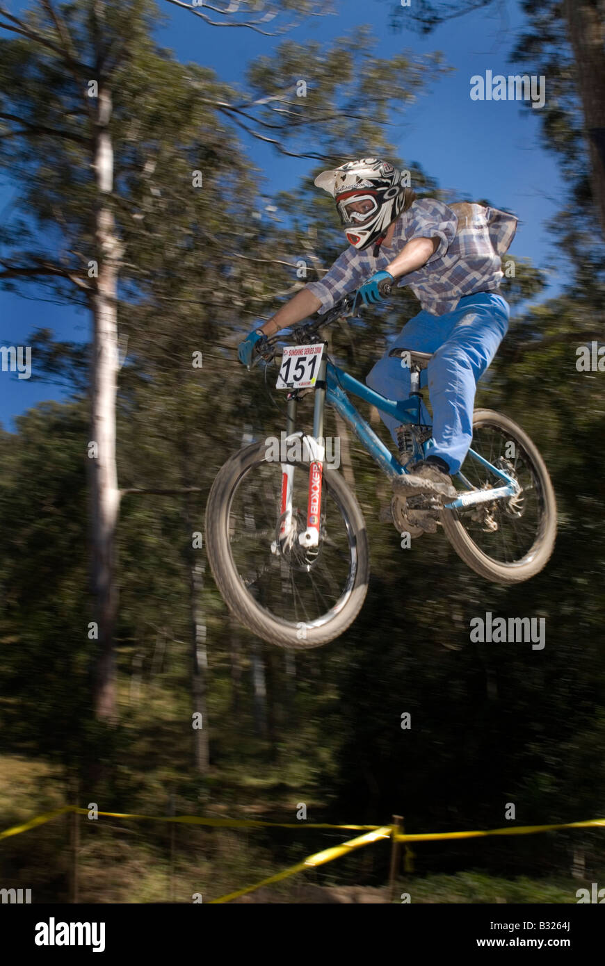 Discesa con la mountain bike race extreme jump Foto Stock