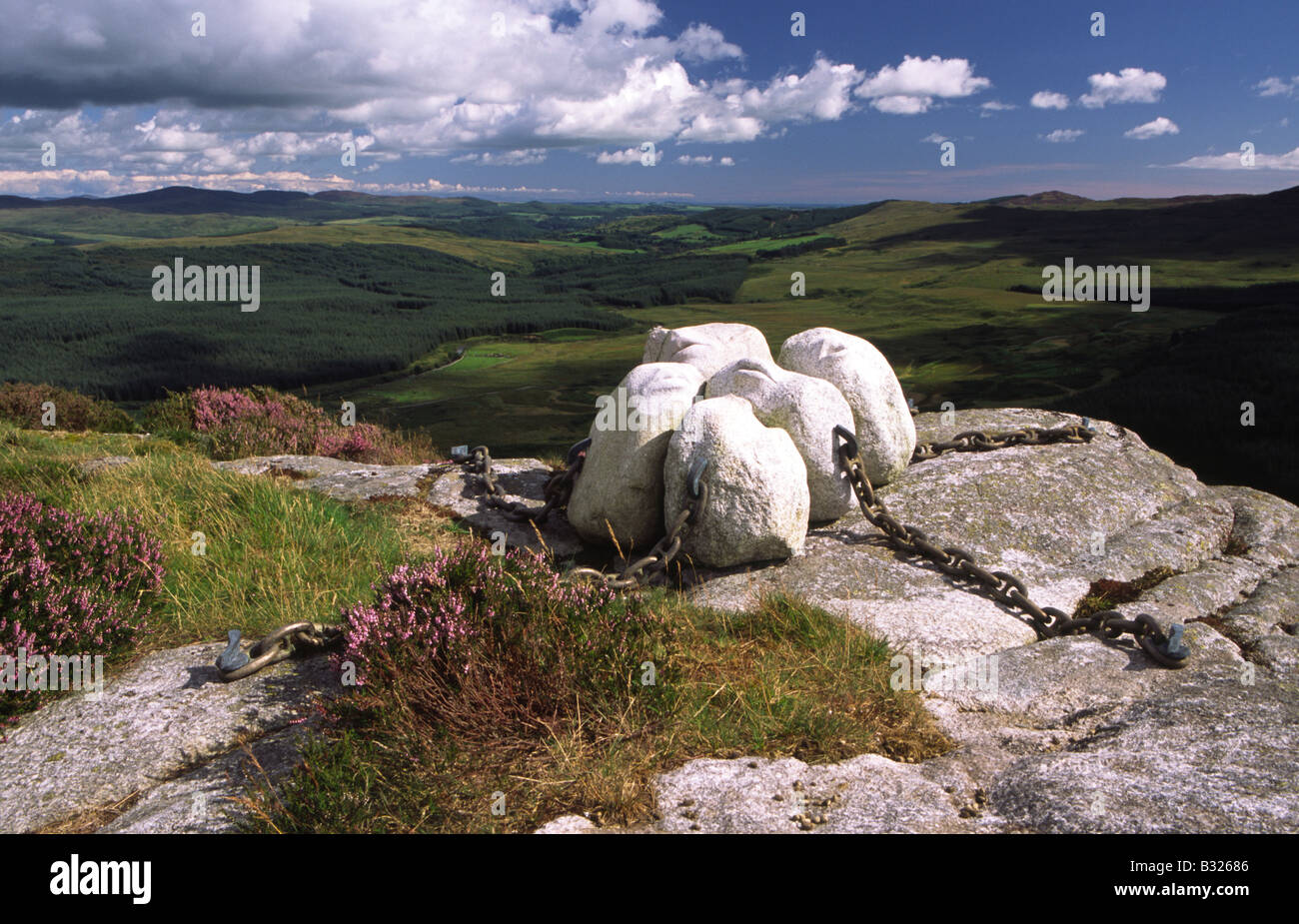 Arte artista Matt Bakers scultura Hush nel paesaggio sulla sommità del Clints di Dromore Cairnsmsore flotta di Galloway REGNO UNITO Foto Stock