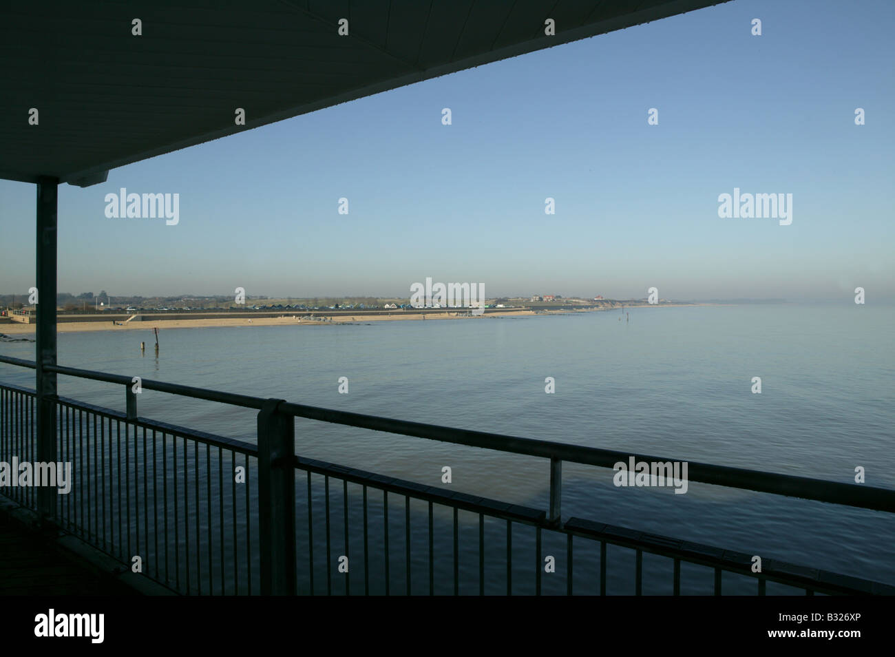 Vista da Southwold pier guardando verso nord in direzione di una selezione di cabine sulla spiaggia, a nord piuttosto che a sud verso la città Foto Stock