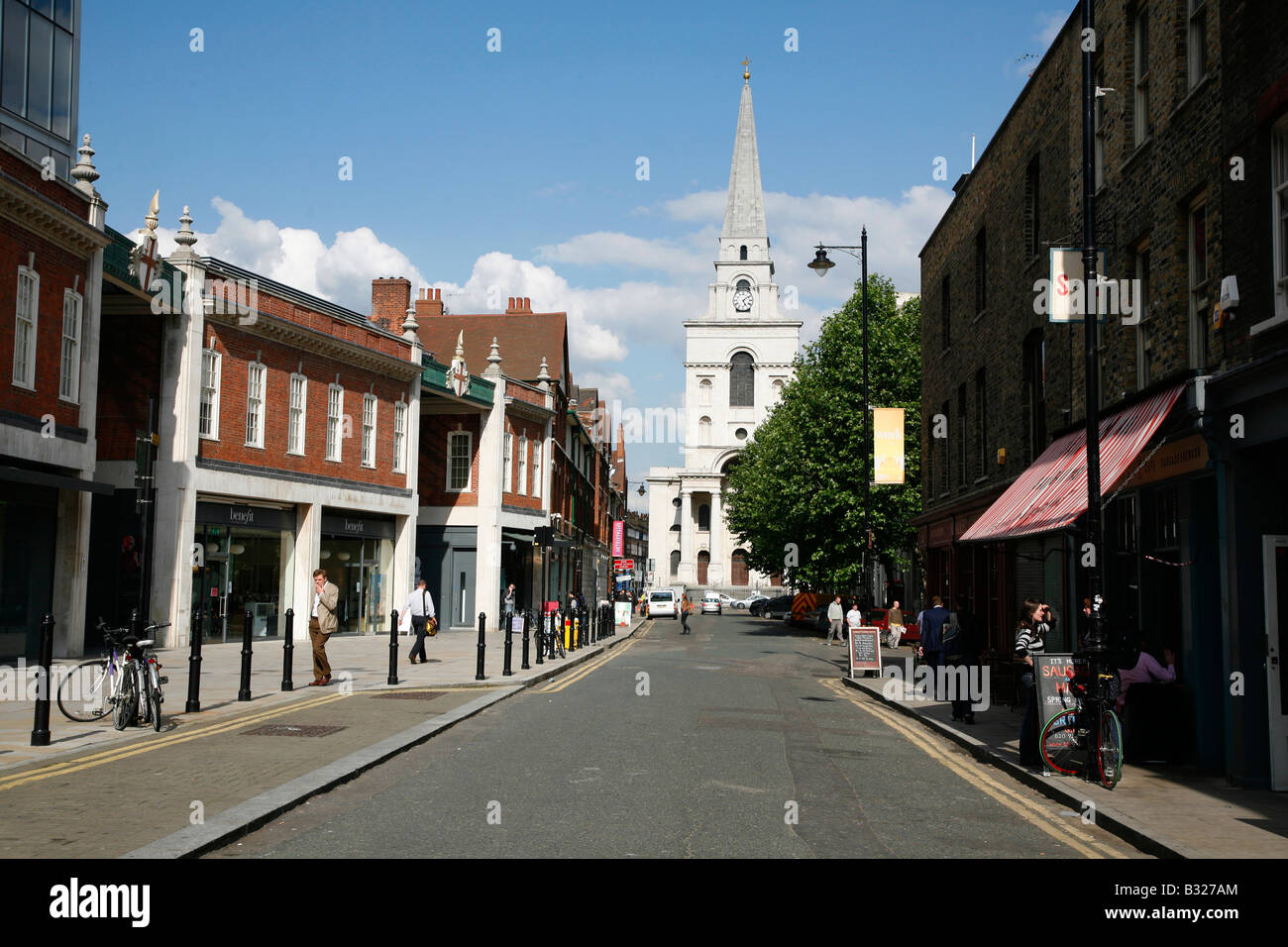 Vista lungo Spitalfields Market alla Chiesa di Cristo, Spitalfields, Londra Foto Stock