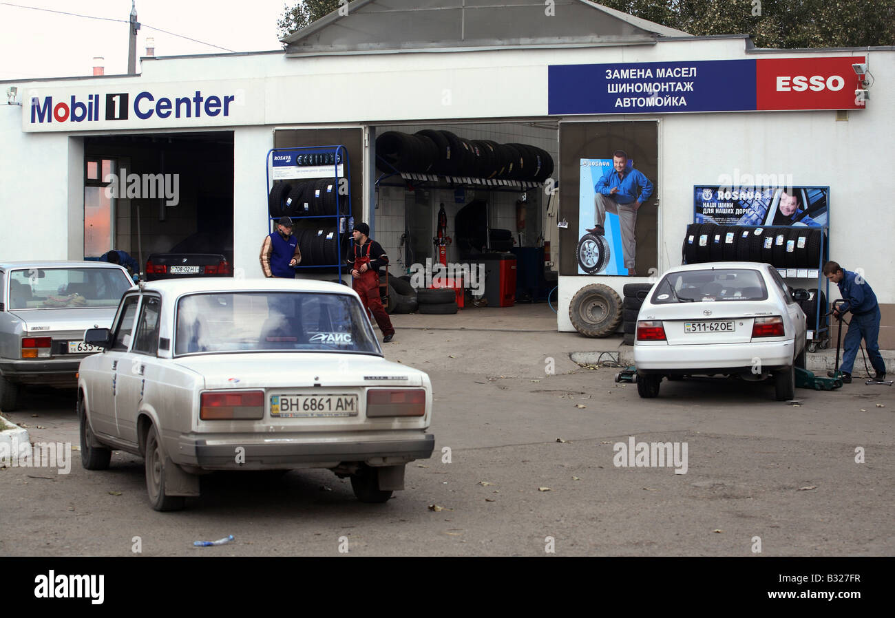Automobili in attesa per il loro cambio gomme, Odessa, Ucraina Foto Stock