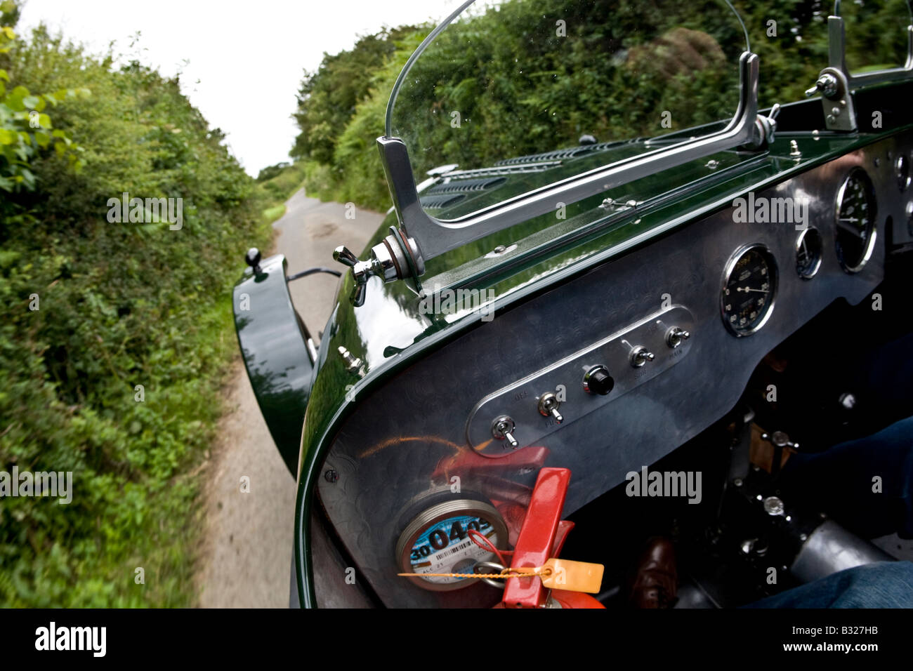 1928 Riley open top sport corse in auto verso il basso a Shropshire lane Foto Stock