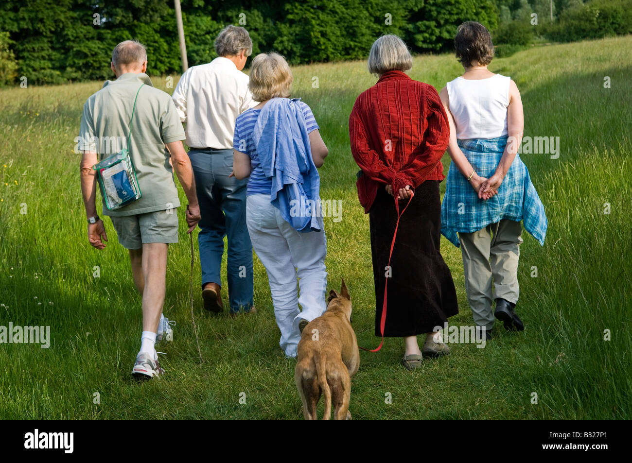 Gruppo di amici per una passeggiata nei pressi di Lower Slaughter, Gloucestershire, Regno Unito Foto Stock