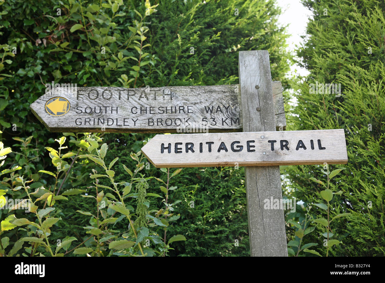 Un cartello in legno che mostra la heritage trail sentiero Sud Cheshire modo Foto Stock