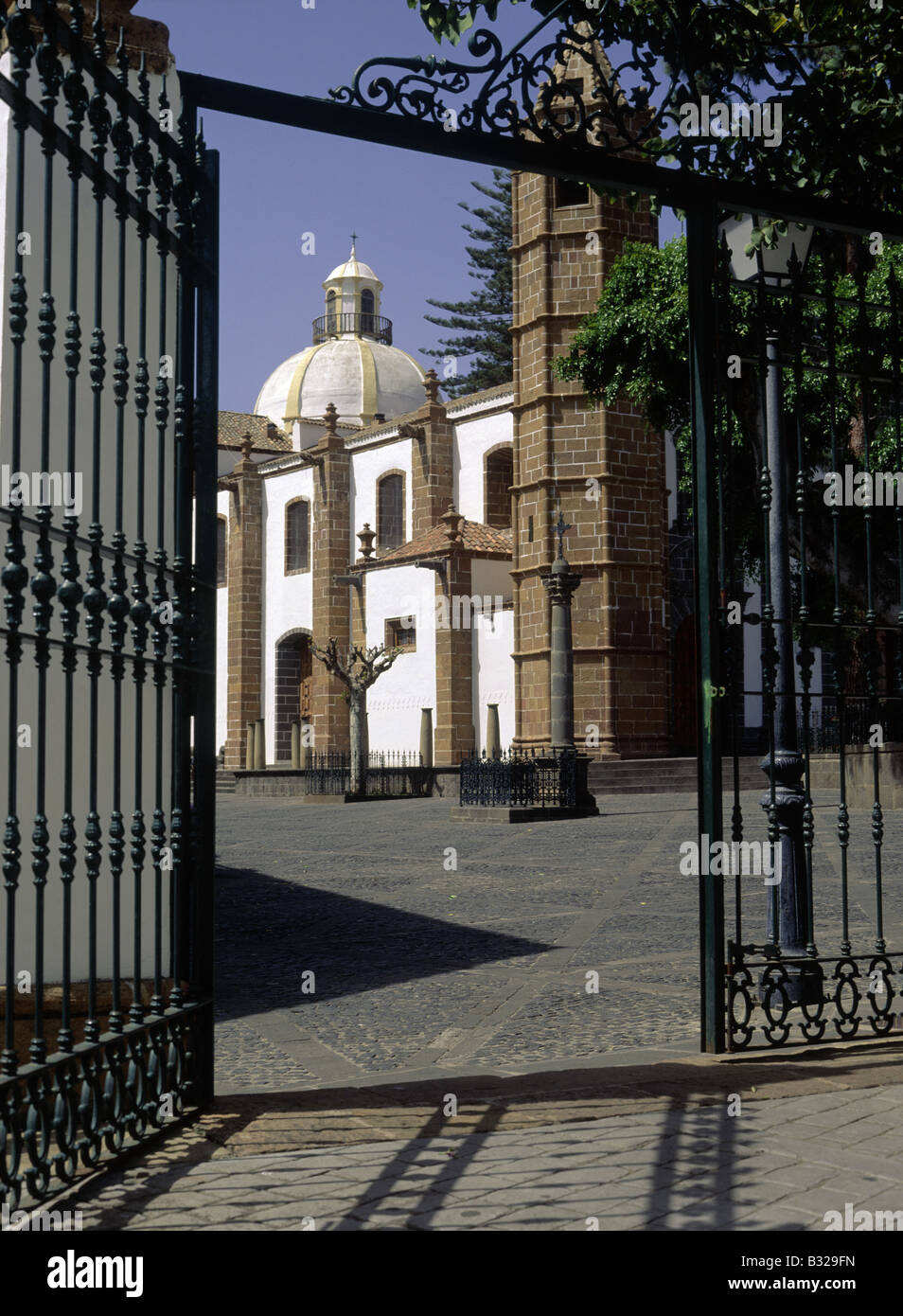 Isole Canarie chiesa de Nuestra Senora del Pino cupola in mattoni rossi torre porta di ferro battuto TEROR GRAN CANARIA SPAGNA Foto Stock