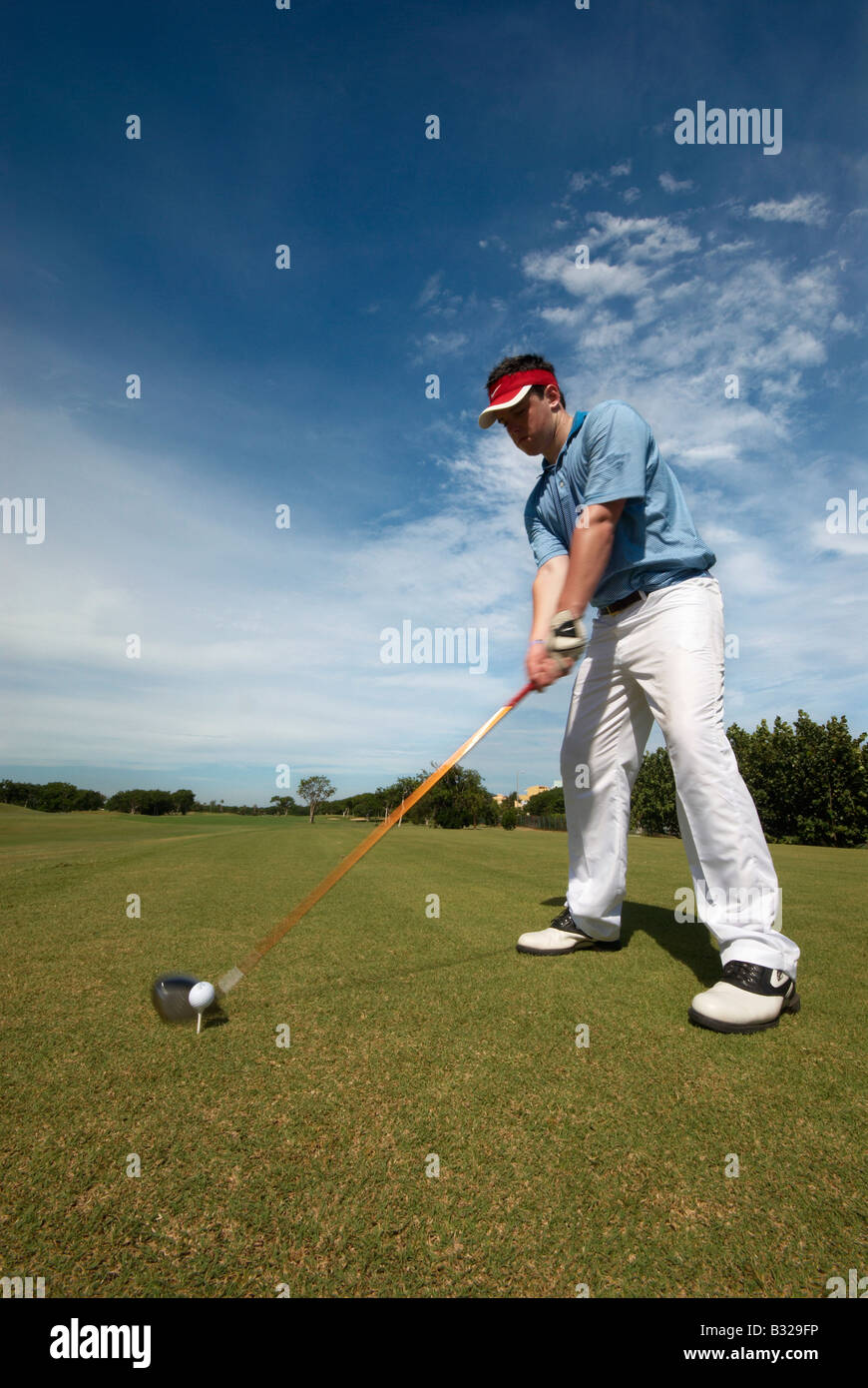 Adolescente la guida al Varadero Golf Club a Cuba Foto Stock