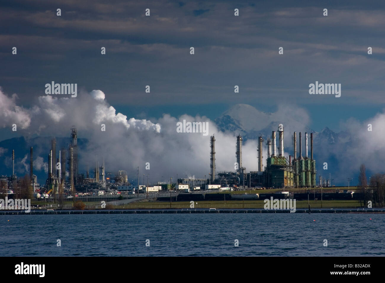 Tesoro raffineria di petrolio situata in Anacortes WASHINGTON, STATI UNITI D'AMERICA Foto Stock