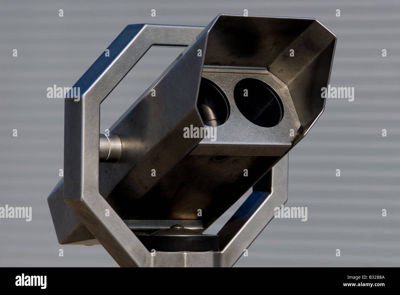 A gettone binocolo al pubblico area di visualizzazione, l'aeroporto internazionale di Düsseldorf, Germania. Foto Stock