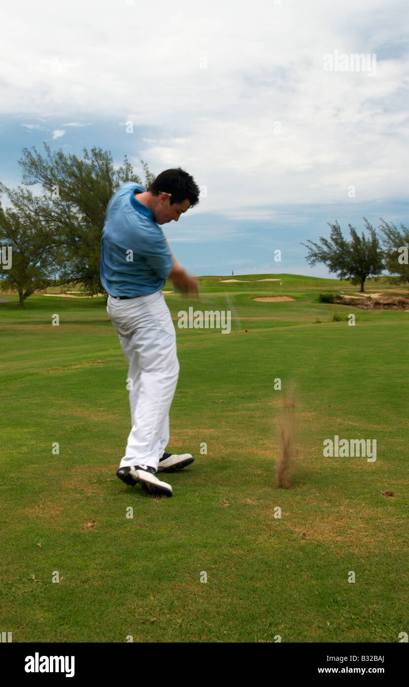 Il Golfer giocando Fairway Shot Varadero Cuba Foto Stock